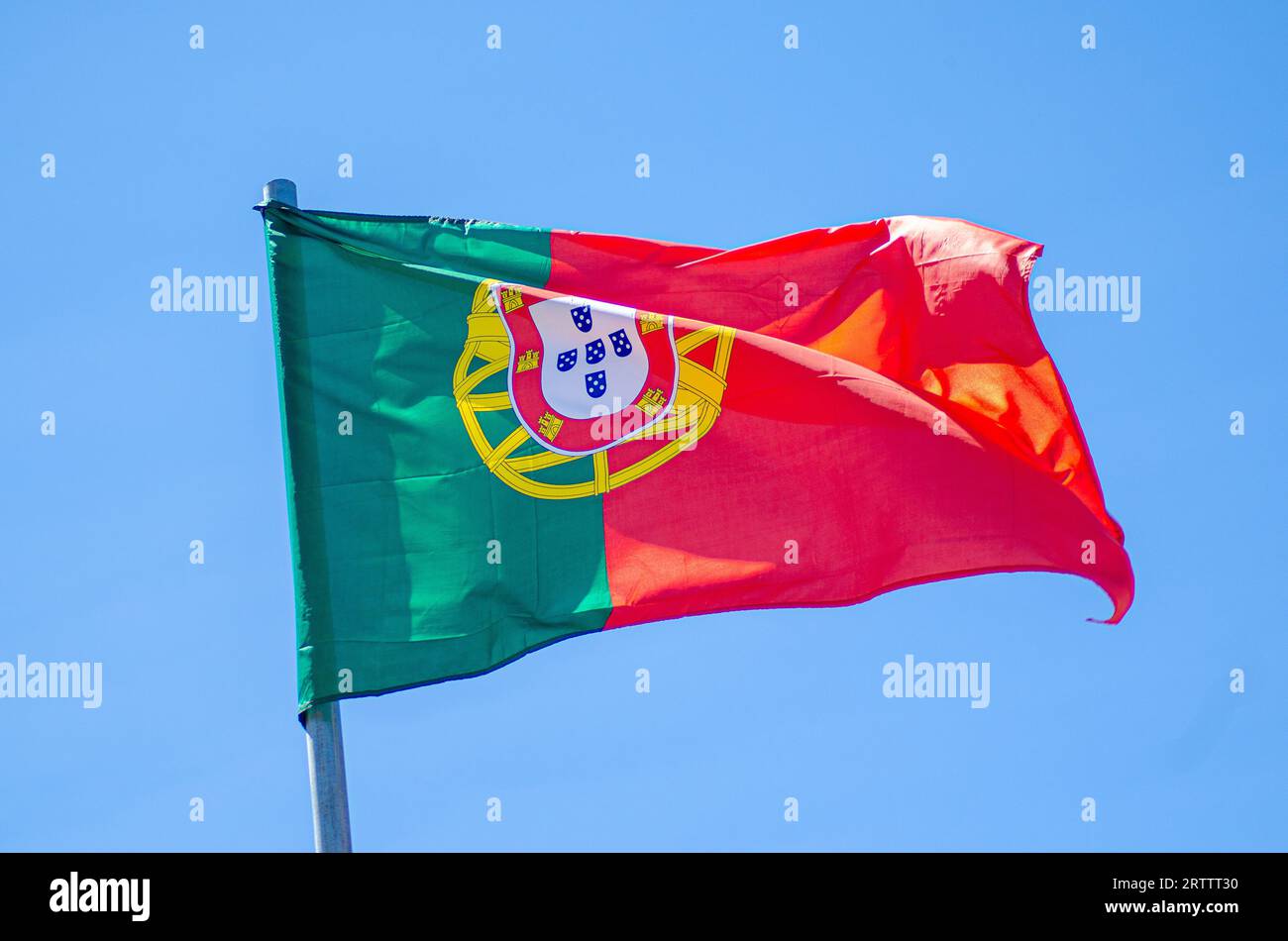 Bandiera del Portogallo che sventola nel vento in un giorno d'estate Foto Stock