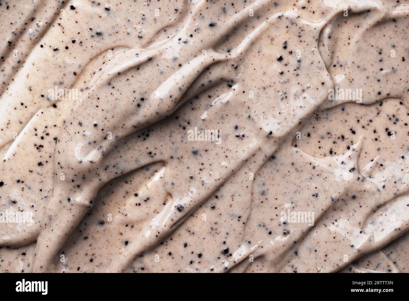 Consistenza scrub caffè crema viso. Crema esfoliante cosmetica viso o corpo. Scrub al caffè fatto a mano per la cura del corpo. Foto Stock