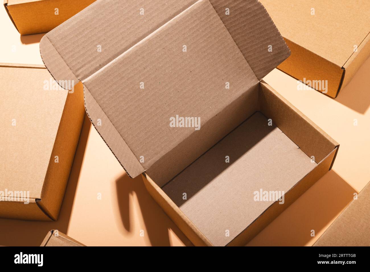 Aprire la scatola, le caselle e lo spazio di copia su sfondo crema Foto Stock