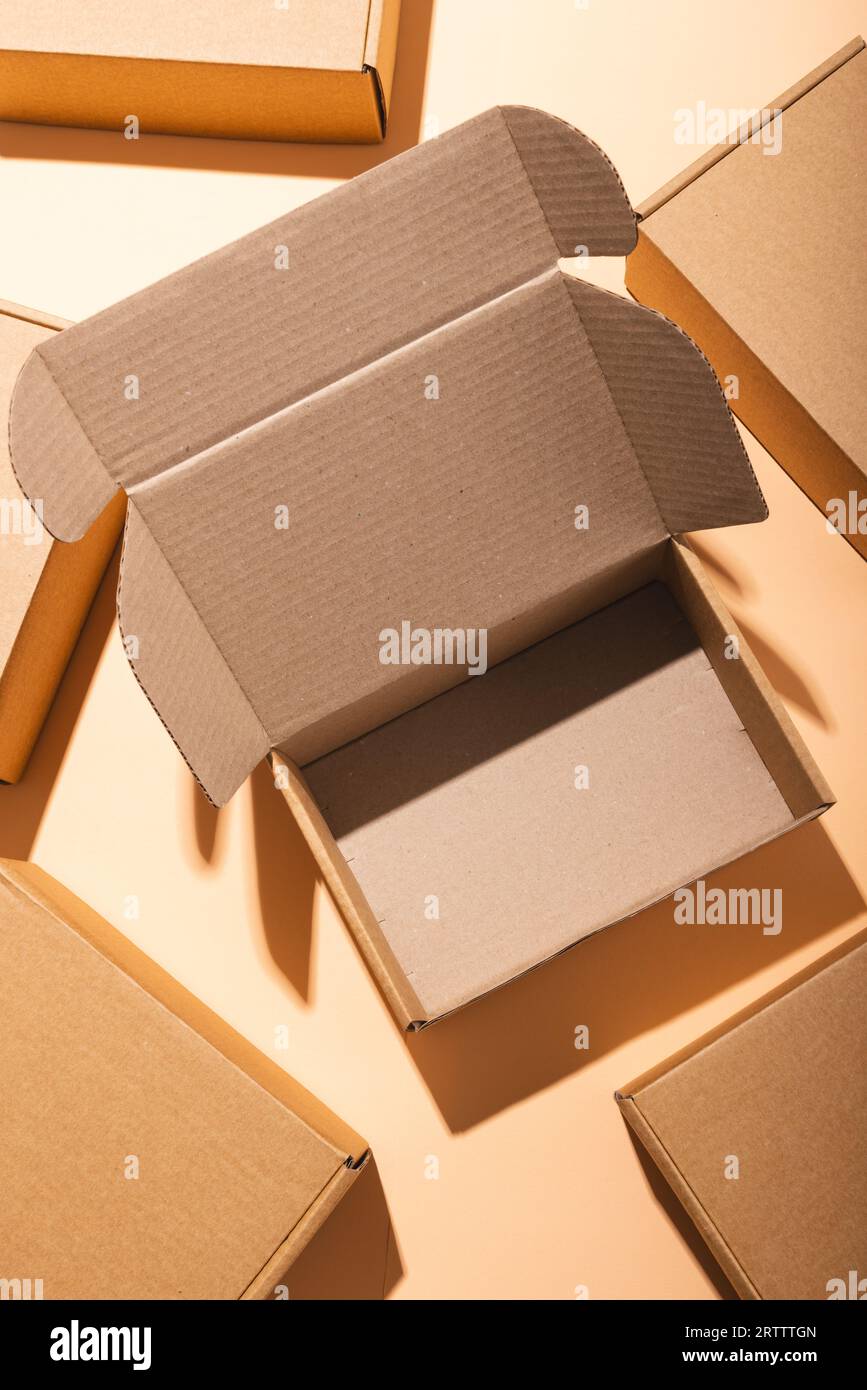 Immagine verticale della scatola aperta, delle caselle e dello spazio di copia su sfondo crema Foto Stock