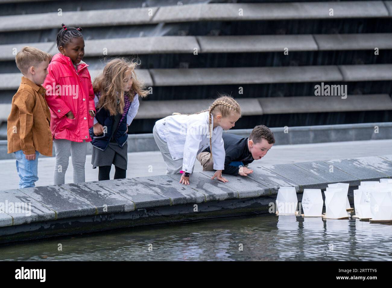 1 allievi primari delle scuole primarie di Glebelands, Clepington e St Pio a Dundee, che hanno scritto "auguri di compleanno galleggianti" per le piscine d'acqua all'esterno di V&A Dundee per celebrare il quinto compleanno del museo di design e accogliere oltre 1,7 milioni di visitatori dall'apertura nel 2018. Le luci geometriche in carta ispirate alla forma tortuosa dell'edificio di Kengo Kuma sono state create dalla designer scozzese Kate Colin. I desideri di compleanno sono stati raccolti da bambini locali, visitatori del museo e gruppi comunitari in tutta la città chiedendo loro le loro speranze per il futuro di Dundee. Data foto: Mercoledì settembre Foto Stock