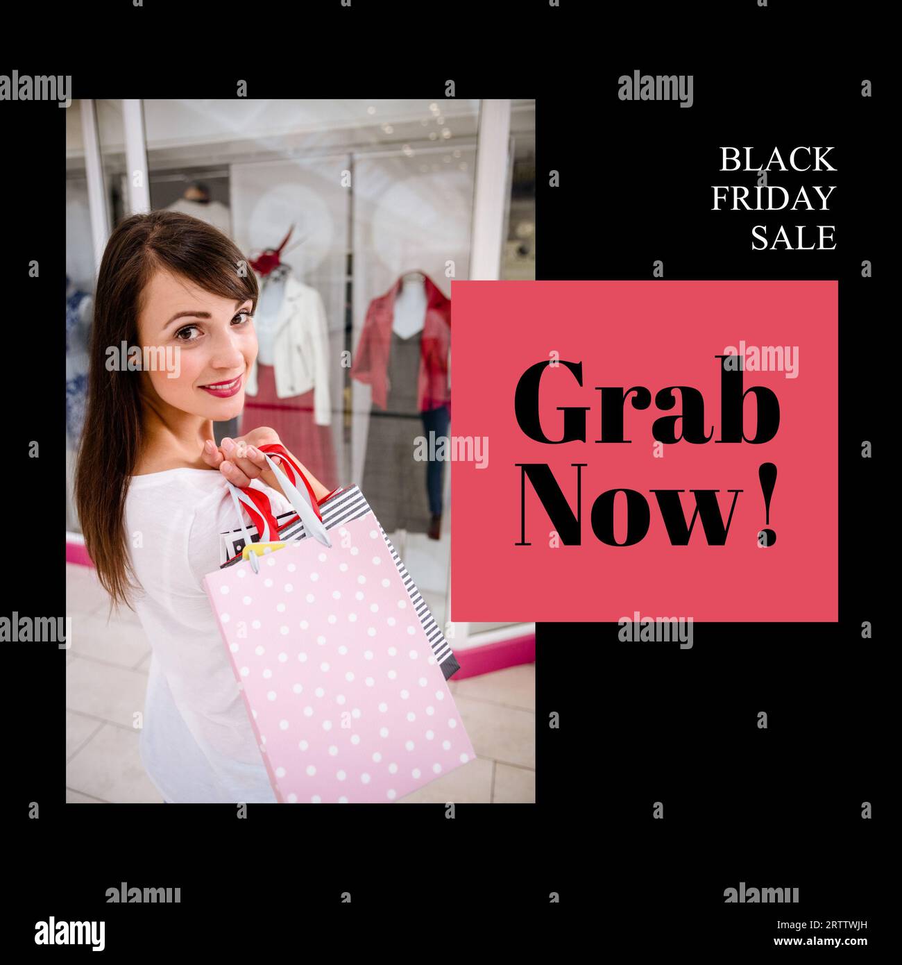 Saldi del Black friday, afferra subito testo e sorridente donna caucasica con shopping bag su sfondo nero Foto Stock