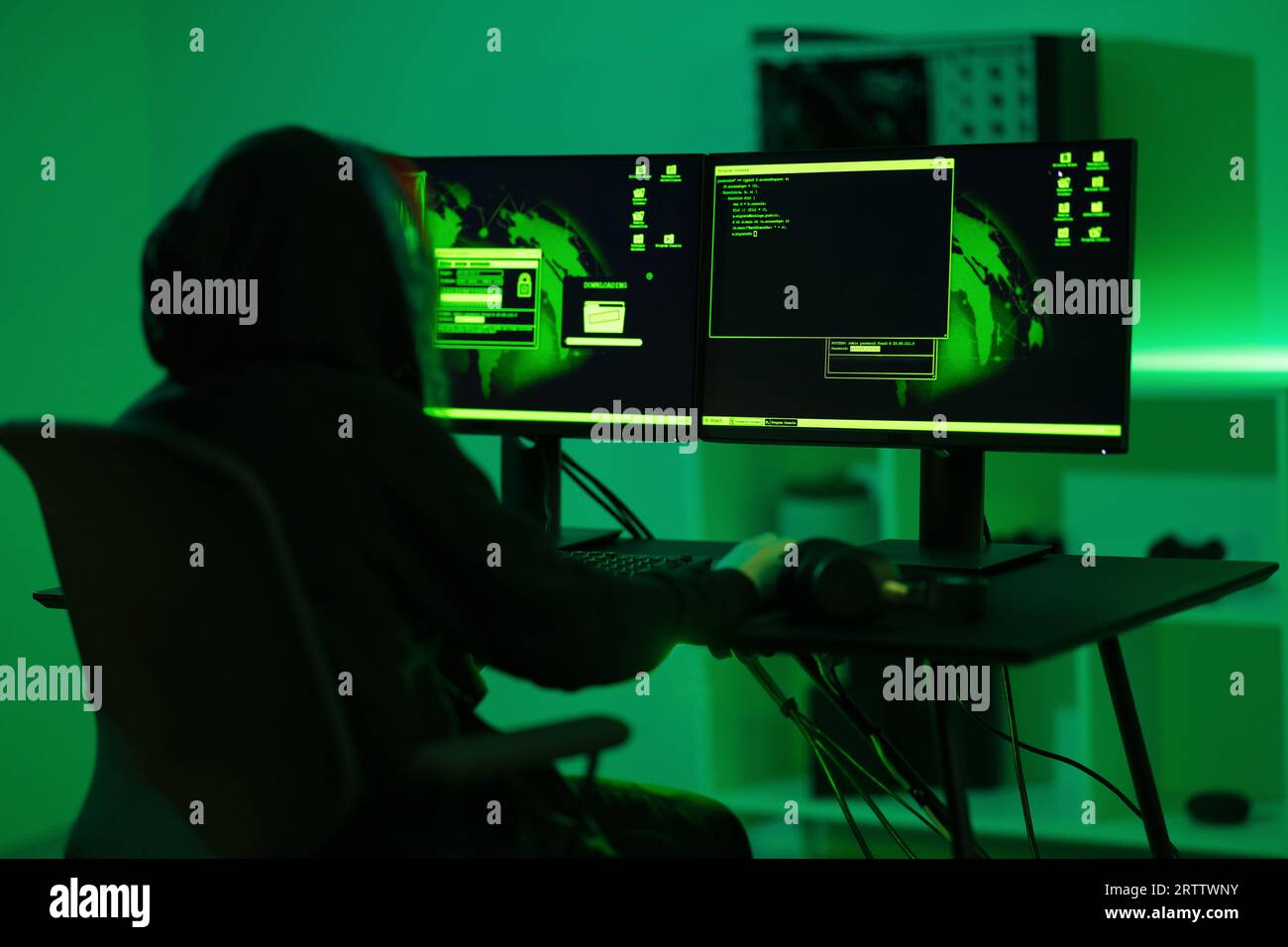 Gli hacker di sicurezza informatica codificano software dannosi per sfruttare la vulnerabilità in programmi o sistemi in ambienti bui Foto Stock