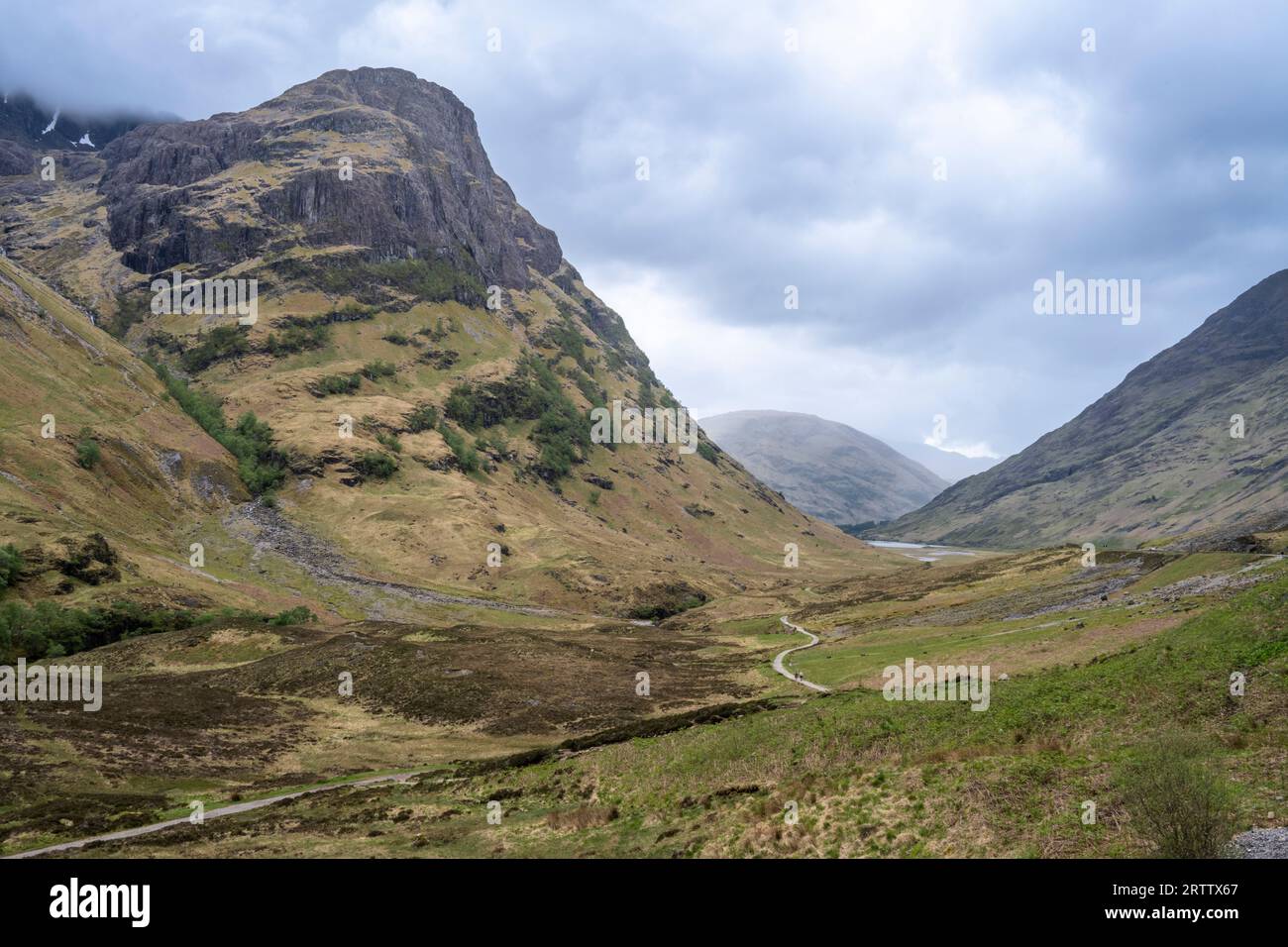 Sentieri ed escursionisti nella riserva naturale nazionale di Glencoe Foto Stock