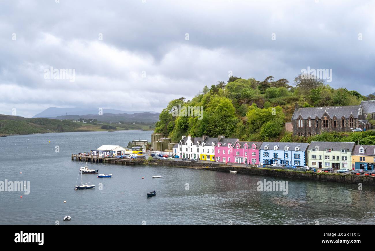 Portree Color Houses sull'Isola di Skye in Scozia e sul porto Foto Stock