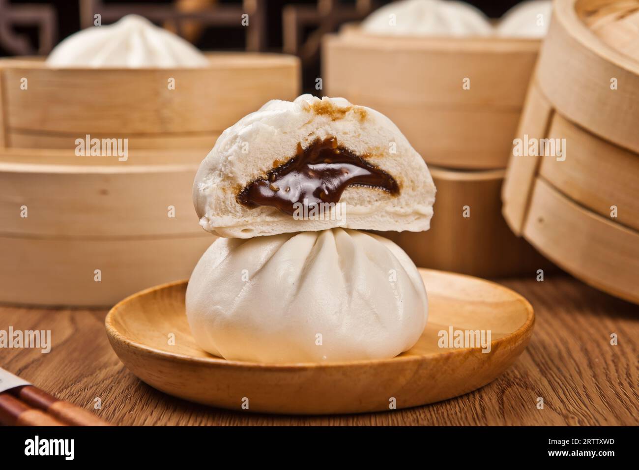 Panino asiatico al vapore, panino al vapore con ripieno di pasta di fagioli rossi e pizza al vapore, panino cinese, bao zi Foto Stock