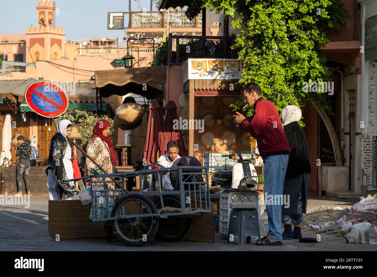 Marrakesh, Marocco. Gente marocchina in piazza Jemaa el-Fnaa in attesa della colazione. Marrakech Medina. Sito patrimonio dell'umanità dell'UNESCO. Foto Stock