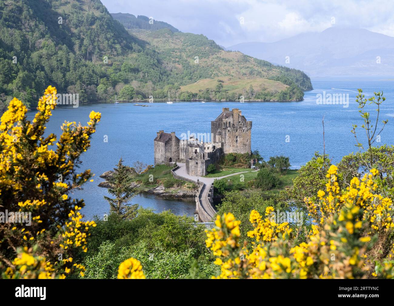 Castello di Eilean Donan nelle Highlands scozzesi vicino a Dornie e circondato da tre laghi marini Foto Stock
