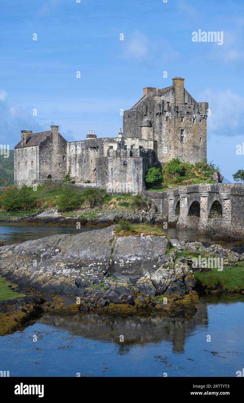 Castello di Eilean Donan nelle Highlands scozzesi vicino a Dornie e circondato da tre laghi marini Foto Stock