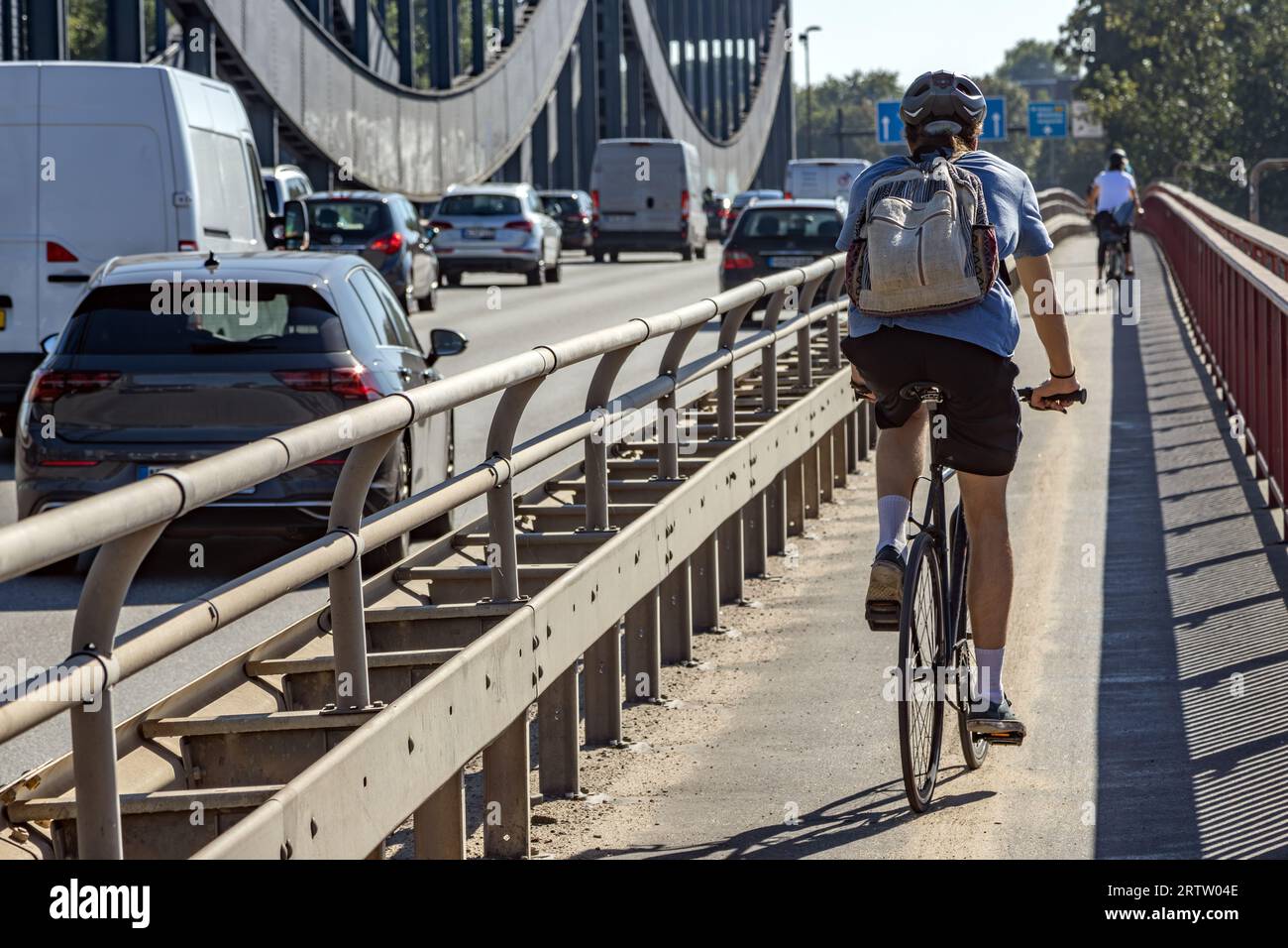 Ciclisti sui ponti dell'Elba di Amburgo Foto Stock