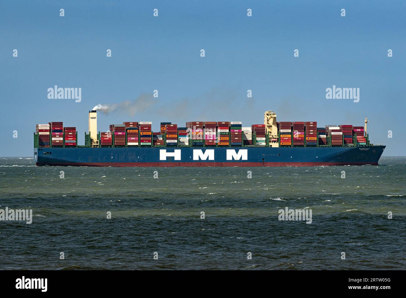 Nave portacontainer HMM Amburgo che viaggia nel Mare del Nord Foto Stock