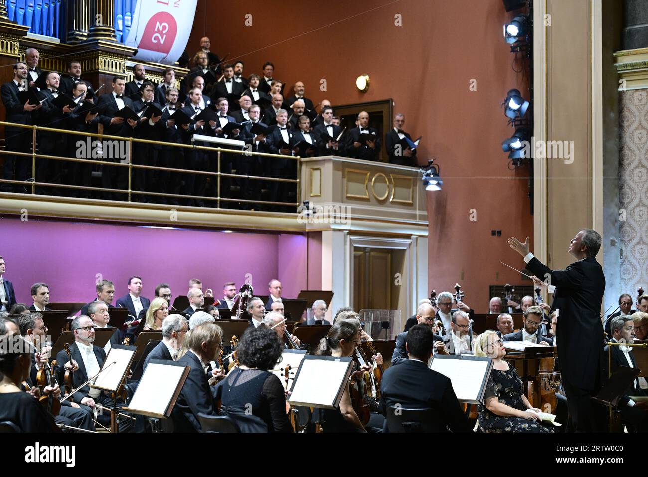 Praga, Repubblica Ceca. 14 settembre 2023. Direttore principale finlandese della BBC Symphony Orchestra Sakari Oramo, giusto, si esibisce durante il concerto della Filarmonica Ceca al festival internazionale di musica Dvorak's Prague a Praga, Repubblica Ceca, 13 settembre 2023. Crediti: Roman Vondrous/CTK Photo/Alamy Live News Foto Stock