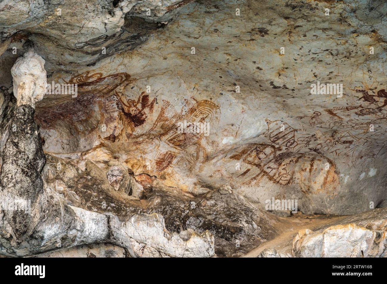 Phang Nga, Thailandia - 6 dicembre 2020: Pittura a colori su una grotta rocciosa a Phang Nga Thailandia Foto Stock