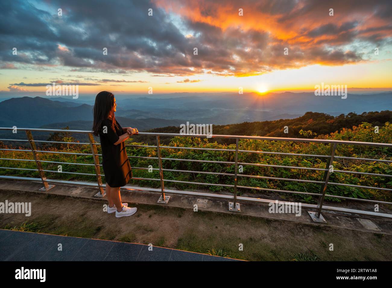 Vista del paesaggio naturale della foresta tropicale con la catena montuosa al tramonto di una donna turistica a Doi Inthanon, Chiang mai, Thailandia Foto Stock