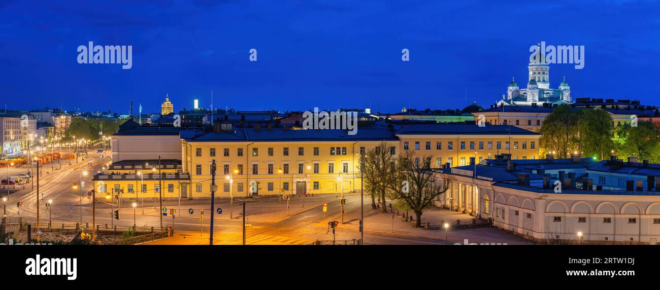 Helsinki Finlandia, panorama notturno dello skyline della città presso la Cattedrale di Helsinki e la Piazza del mercato Foto Stock