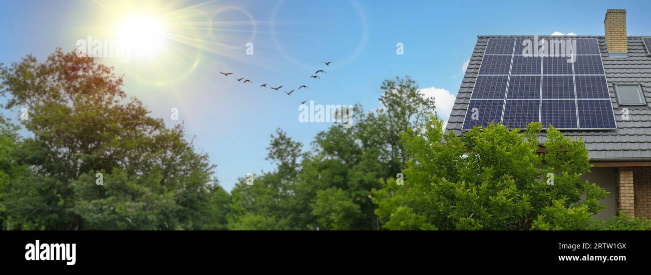 Casa ecocompatibile che mostra lo sviluppo sostenibile con i pannelli solari. Foto Stock