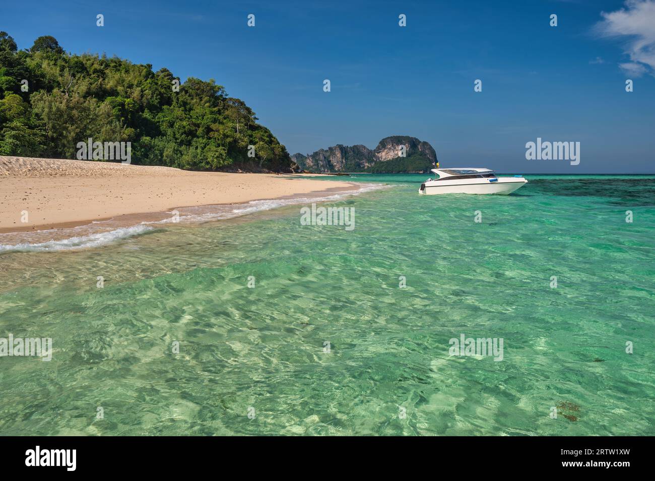 Vista delle isole tropicali con acqua marina blu oceano e spiaggia di sabbia bianca all'Isola di Bamboo, paesaggio naturale di Krabi Thailandia Foto Stock