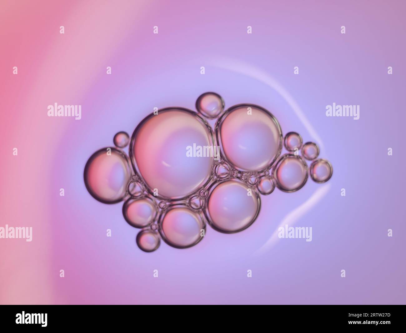 Chiudere la bolla di sapone sullo sfondo color acqua Foto Stock