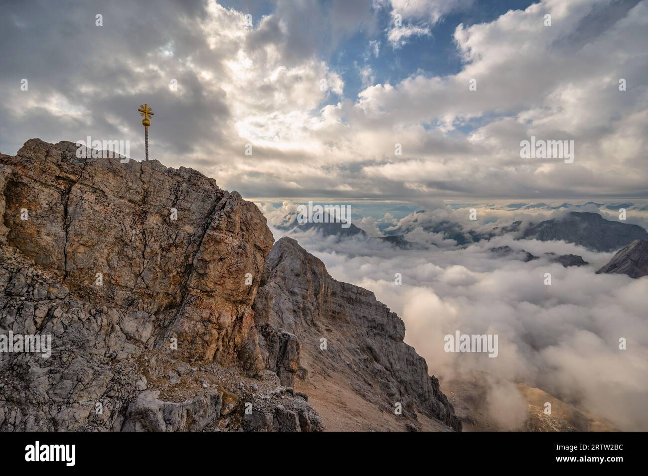 Cima dello Zugspitze cima della Germania e catena montuosa delle Alpi, Garmisch Partenkirchen Germania Foto Stock