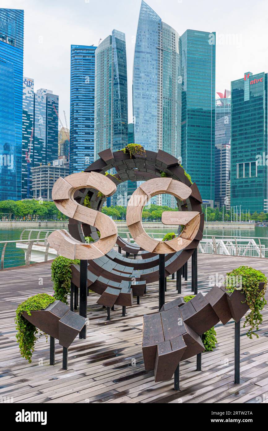 Qui c'è la scultura SG sul lungomare di Marina Bay, Singapore Foto Stock