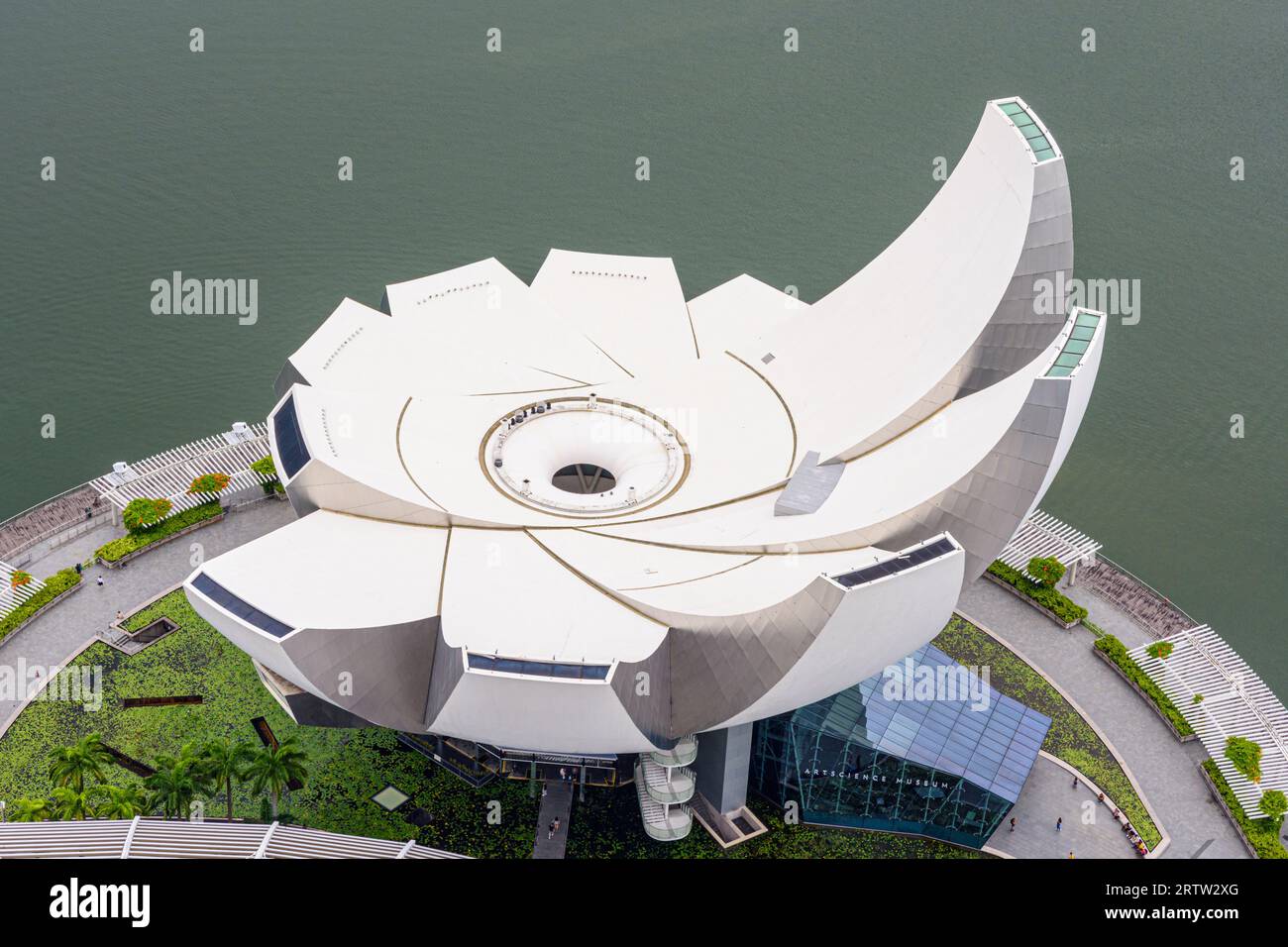 Vista dall'alto dell'iconico edificio del Museo ArtScience a Marina Bay, Singapore Foto Stock