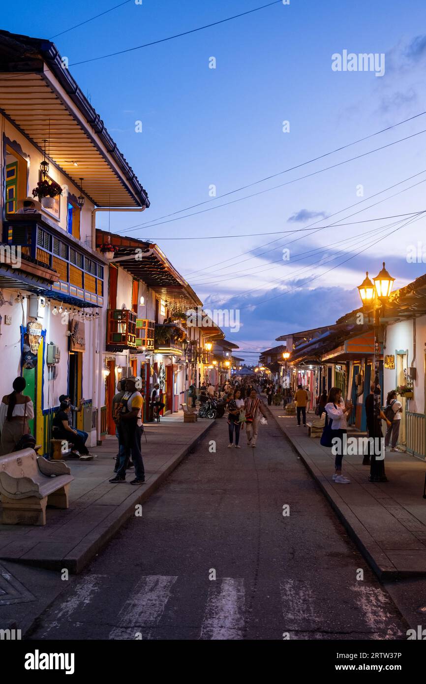 11 luglio 2023: Scena di strada notturna nella città colombiana di Coffee Axis, Salento, Colombia, Sud America Foto Stock