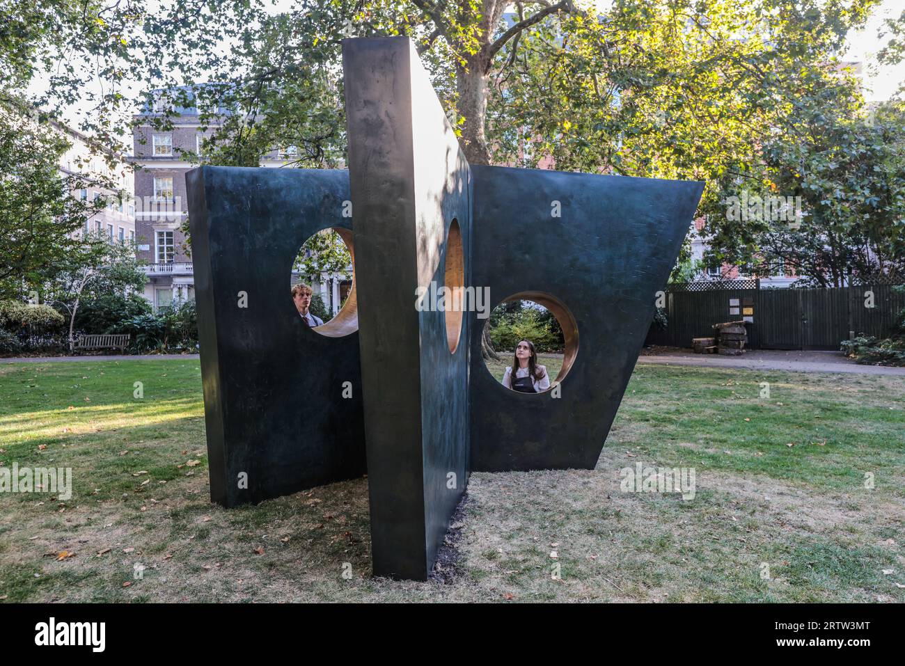 Londra, Regno Unito. 15 settembre 2023. I tre oggetti di Dame Barbara Hepworth (Walk in) condurranno il 18 ottobre al Modern British and Irish Art Evening sale. L'opera è stata concepita nel 1969 e messa in un'edizione limitata di soli 2 più un cast di artisti. Alto quasi 3 metri, è una delle sculture più imponenti e monumentali di Hepworth. Est £ 6.000.000-9.000.000. Paul Quezada-Neiman/Alamy Live News Credit: Paul Quezada-Neiman/Alamy Live News Foto Stock