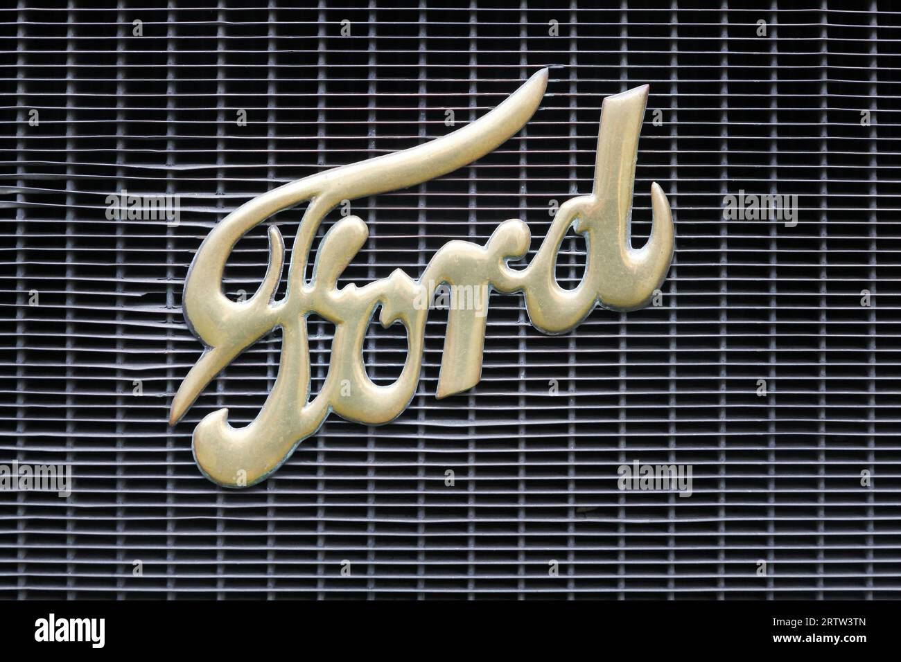 Logo Ford d'epoca su un'auto. Ford è una multinazionale americana produttrice di automobili con sede a Dearborn, Michigan, Stati Uniti Foto Stock