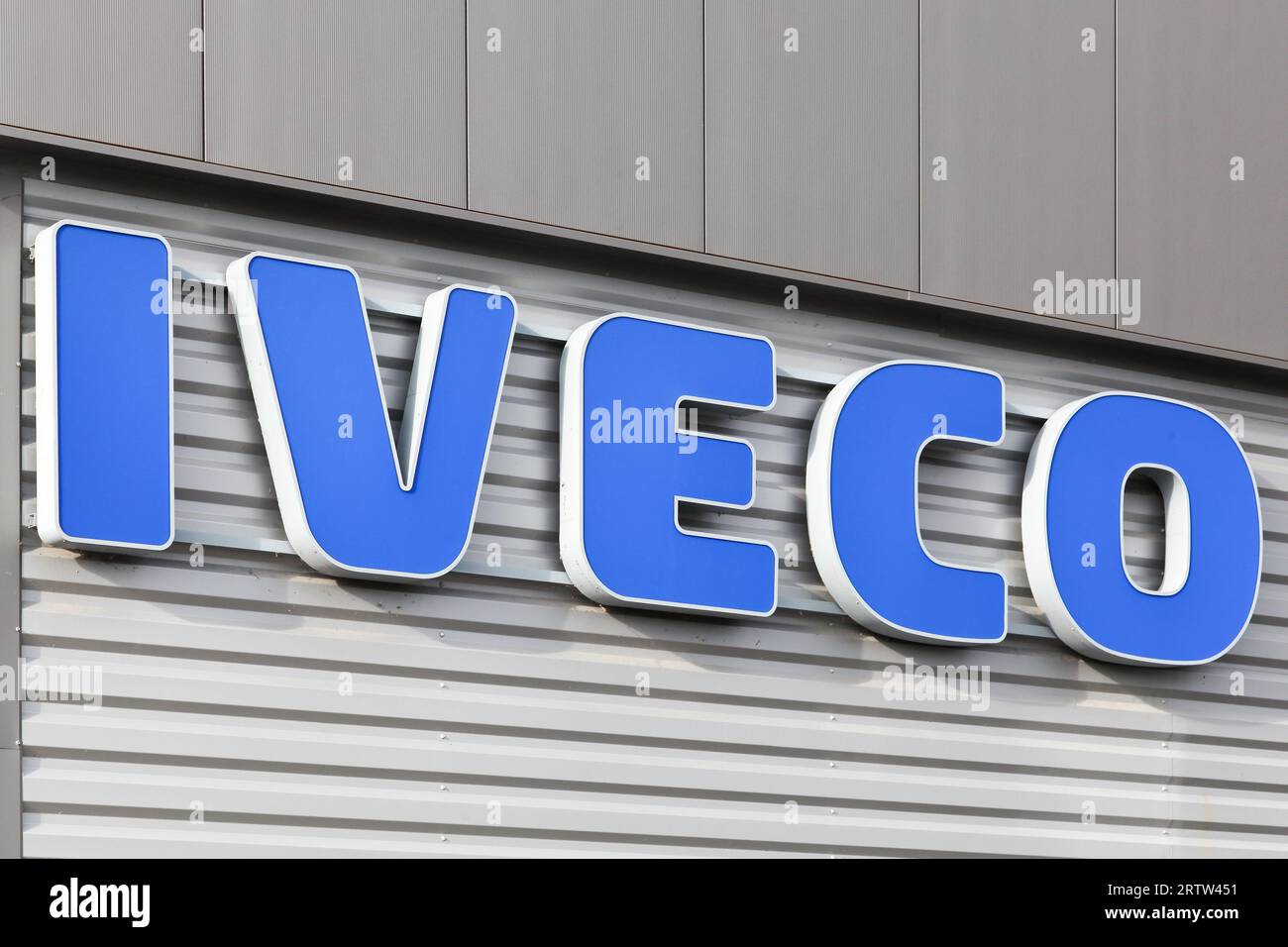 Logo Iveco su un edificio. Iveco, acronimo di Industrial Vehicles Corporation, è un'azienda italiana di produzione di veicoli industriali con sede a Torino Foto Stock