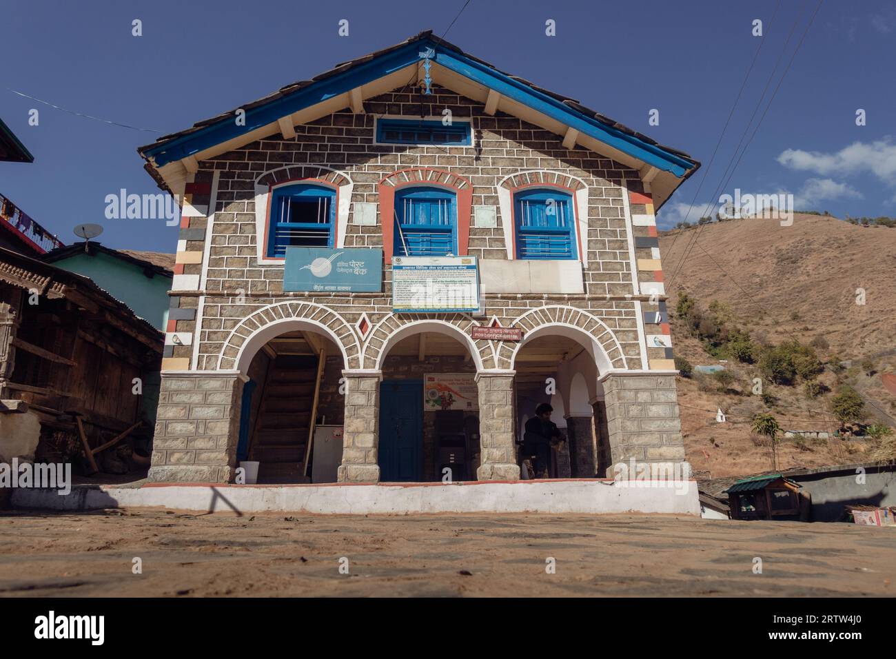30 novembre 2022. Tehri Garhwal, Uttarakhand India. Un ufficio postale a Uttarakhand fonde armoniosamente il design tradizionale e il moderno metodo di costruzione Foto Stock