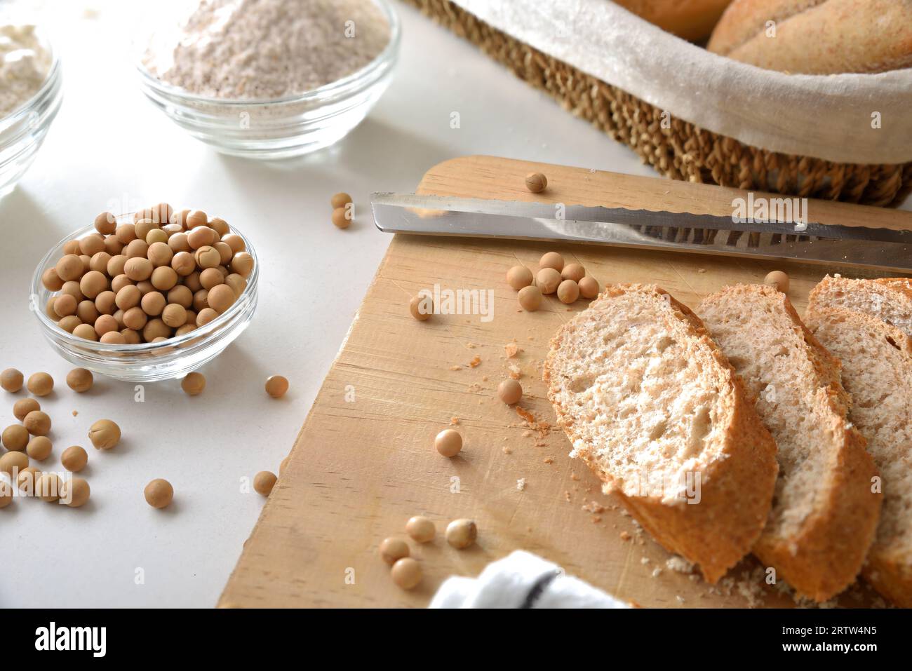 Fette di pane di soia sul tagliere sul banco della cucina con