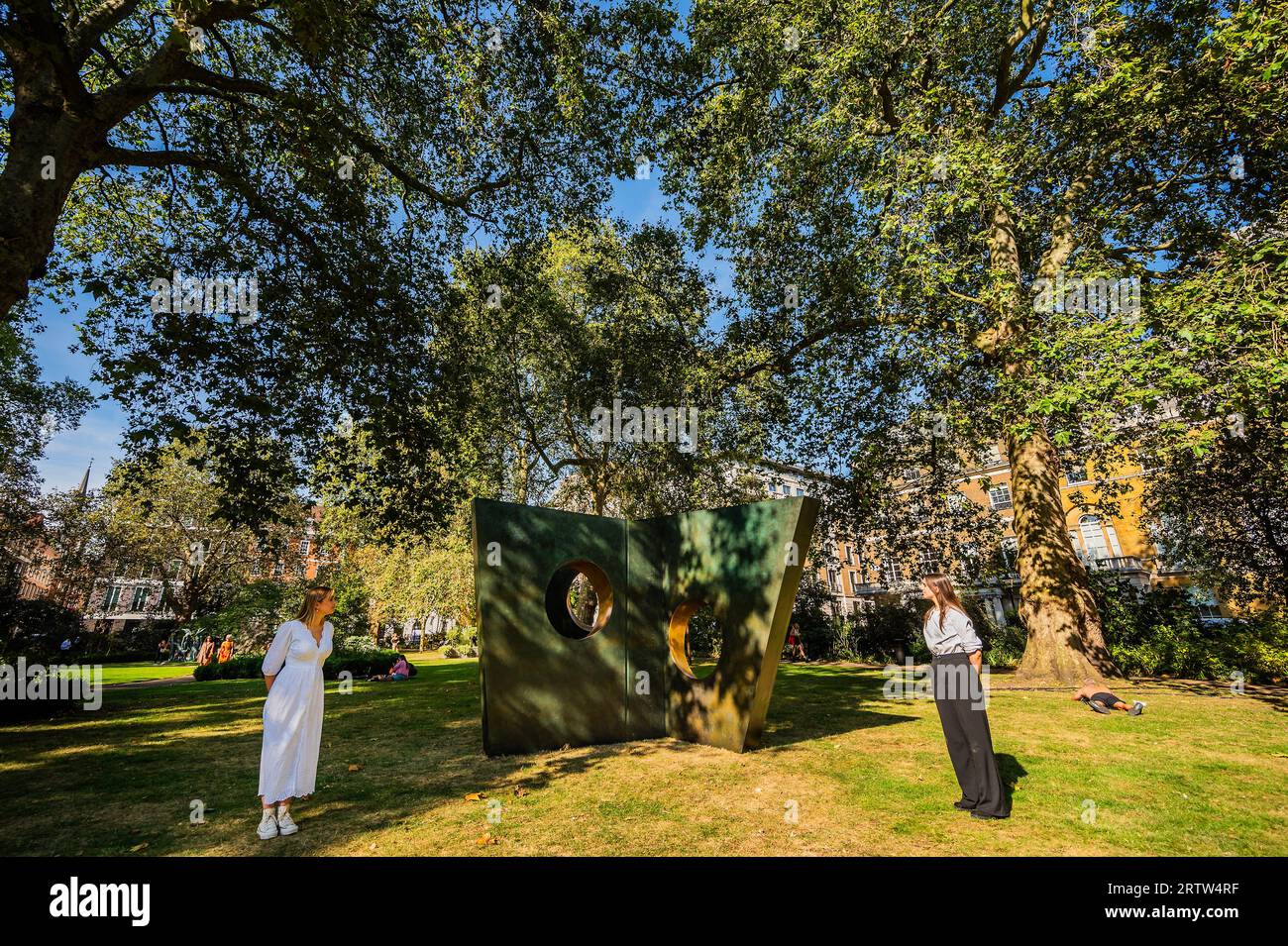 Londra, Regno Unito. 14 settembre 2023. Tre oggetti di Dame Barbara Hepworth (Walk in) (stima: £ 6.000.000-9.000.000) conduce la Modern British and Irish Art Evening sale il 18 ottobre a Christies, Londra. L'opera è stata concepita nel 1969 e messa in un'edizione limitata di soli 2 più un cast di artisti. È stato installato in St James's Square e sarà visibile dal 15 settembre al 18 ottobre. Crediti: Guy Bell/Alamy Live News Foto Stock