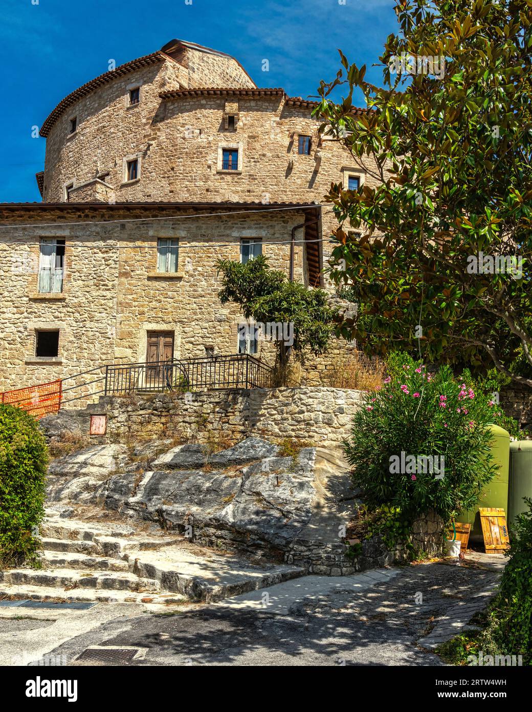 La storica residenza fortificata di Castel di Luco. Sorge su una collina e domina l'area circostante. Acquasantaterme, provincia di Ascoli Piceno Foto Stock