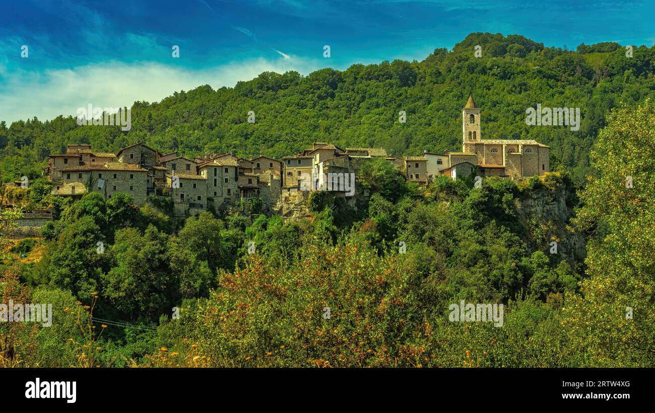 Panorama di Castel Trosino immerso nel verde dei boschi con la chiesa di San Lorenzo Martire in cima alla scogliera in travertino. Regione Marche Foto Stock