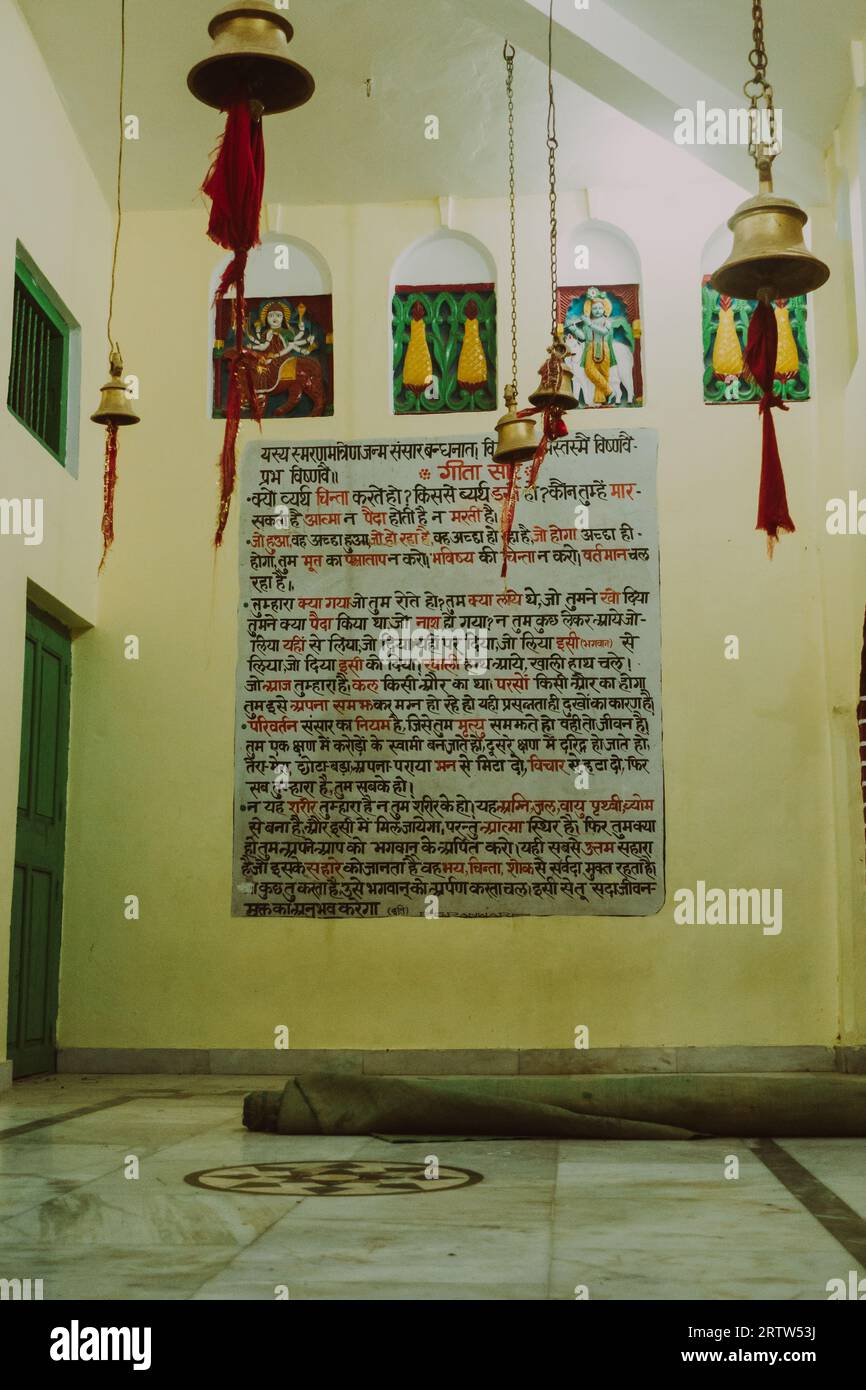 30 novembre 2022. Tehri Garhwal, Uttarakhand India. Interno del tempio indù adornato con campane sospese, tessuto sacro rosso e scritture hindi su Foto Stock