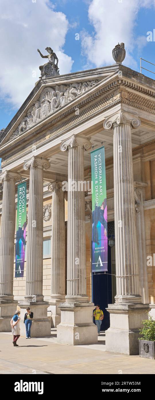 Ingresso a pilastri all'Ashmolean Museum, Università di Oxford, Inghilterra. Foto Stock