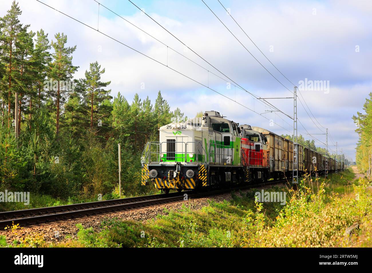Due locomotive diesel VR Group Classe Dv12, n. 2618 e 2529 sul treno merci anteriore in direzione di Tammisaari. Raasepori, Finlandia. 8 settembre 2023 Foto Stock