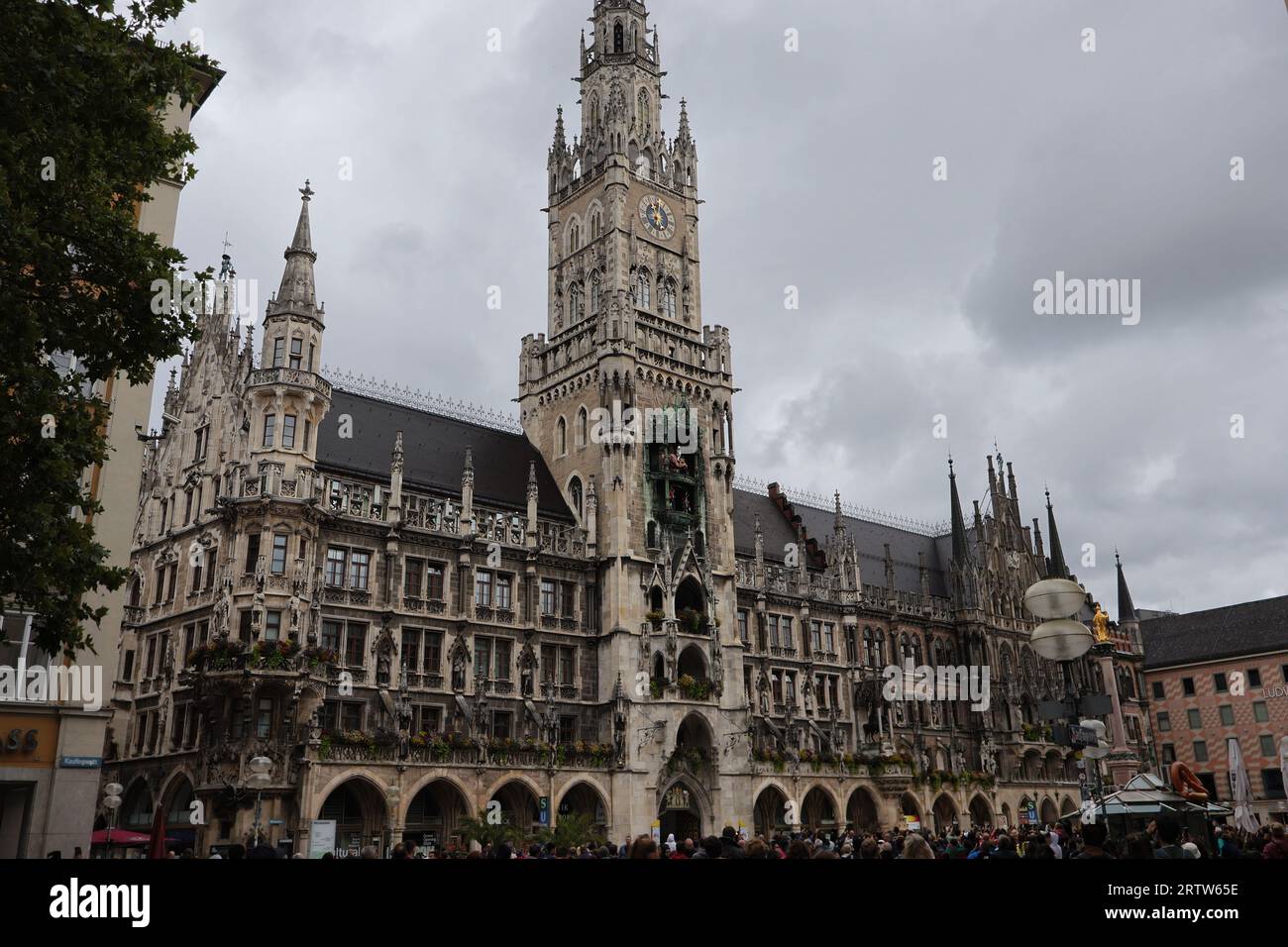 Una foto del mariensaule, l'edificio con le statue rotanti, di fronte alla Marienzplatz Foto Stock
