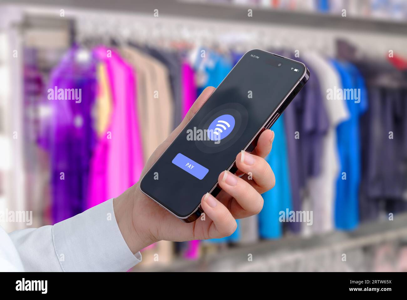 Pagamento rapido e conveniente con un telefono cellulare in un negozio di abbigliamento. Interfaccia app per telefono moderna con pagamento NFC Foto Stock