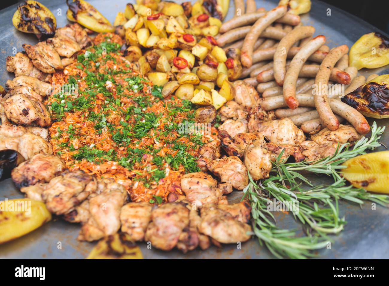 Festival gastronomico con chiosco per bancarelle alimentari, mercato fieristico all'aperto all'aperto, assortimento di diversi piatti tradizionali europei alla griglia con barbecue e sau Foto Stock