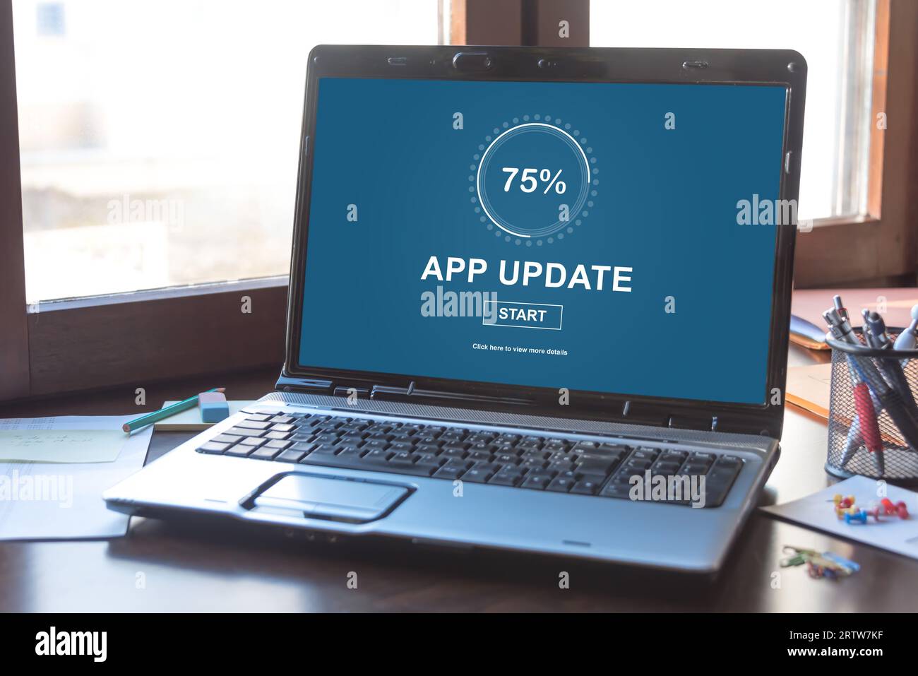 Schermo del laptop che visualizza un concetto di aggiornamento delle applicazioni Foto Stock