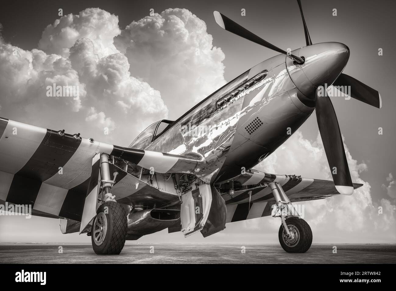 storico aereo da combattimento contro un cielo spettacolare Foto Stock