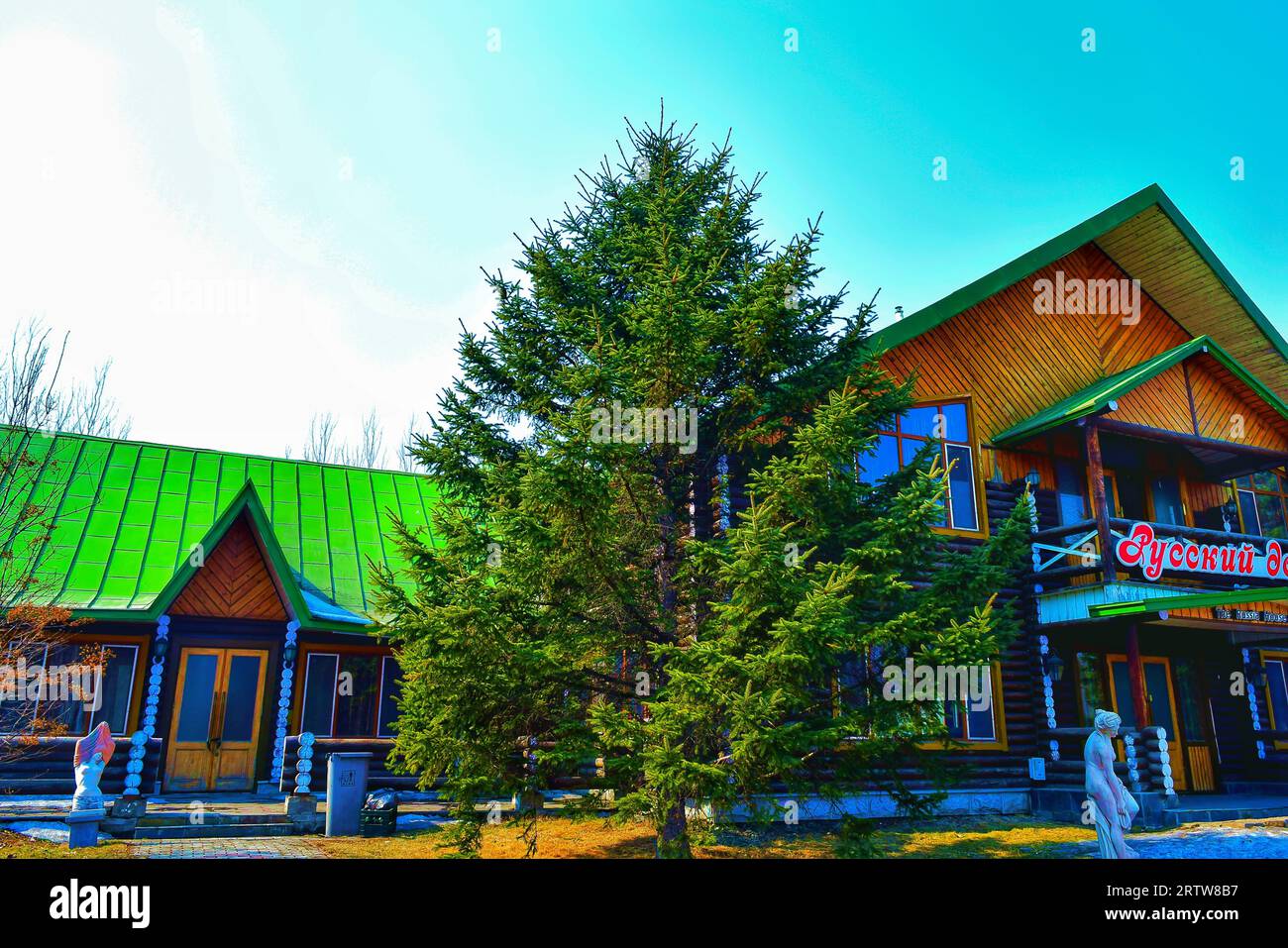 Scoprite la serenità mentre le case tradizionali si armonizzano con lo splendido paesaggio naturale della Cina, creando una pittoresca fusione Foto Stock