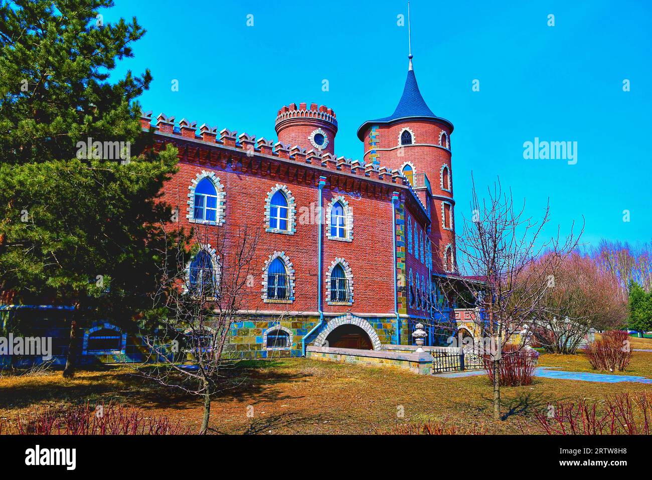 Scoprite la serenità mentre le case tradizionali si armonizzano con lo splendido paesaggio naturale della Cina, creando una pittoresca fusione Foto Stock