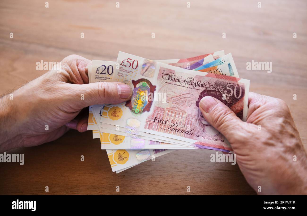 Con banconote da sterlina britannica Foto Stock