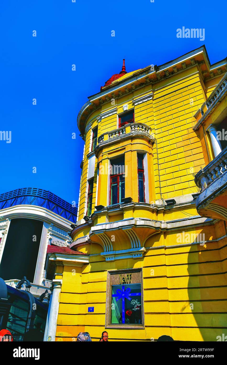 Scoprite la serenità mentre le case tradizionali si armonizzano con lo splendido paesaggio naturale della Cina, creando una pittoresca fusione Foto Stock