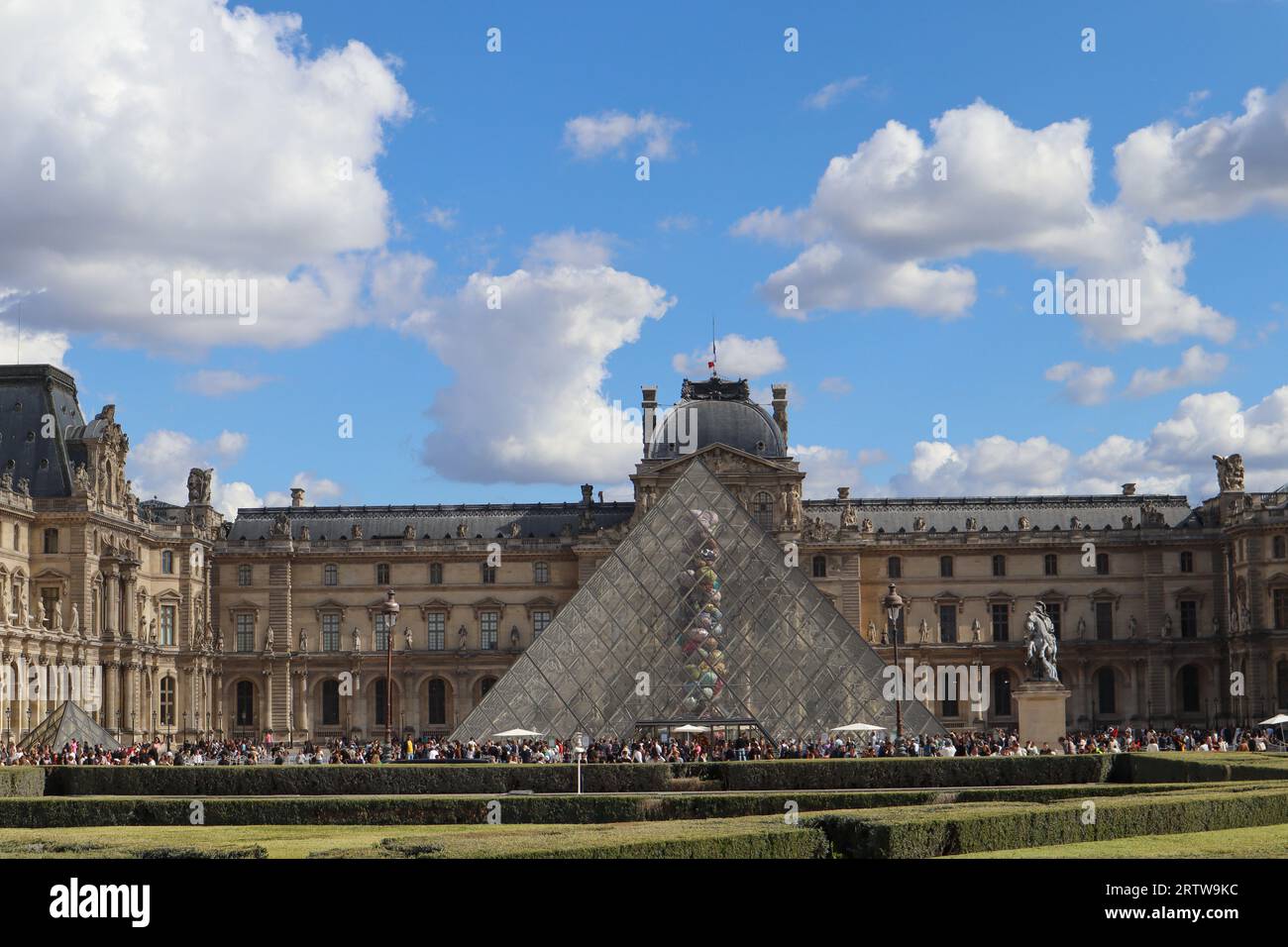 Museo del Louvre, Parigi, Francia. Piramide di Louvre. Foto Stock