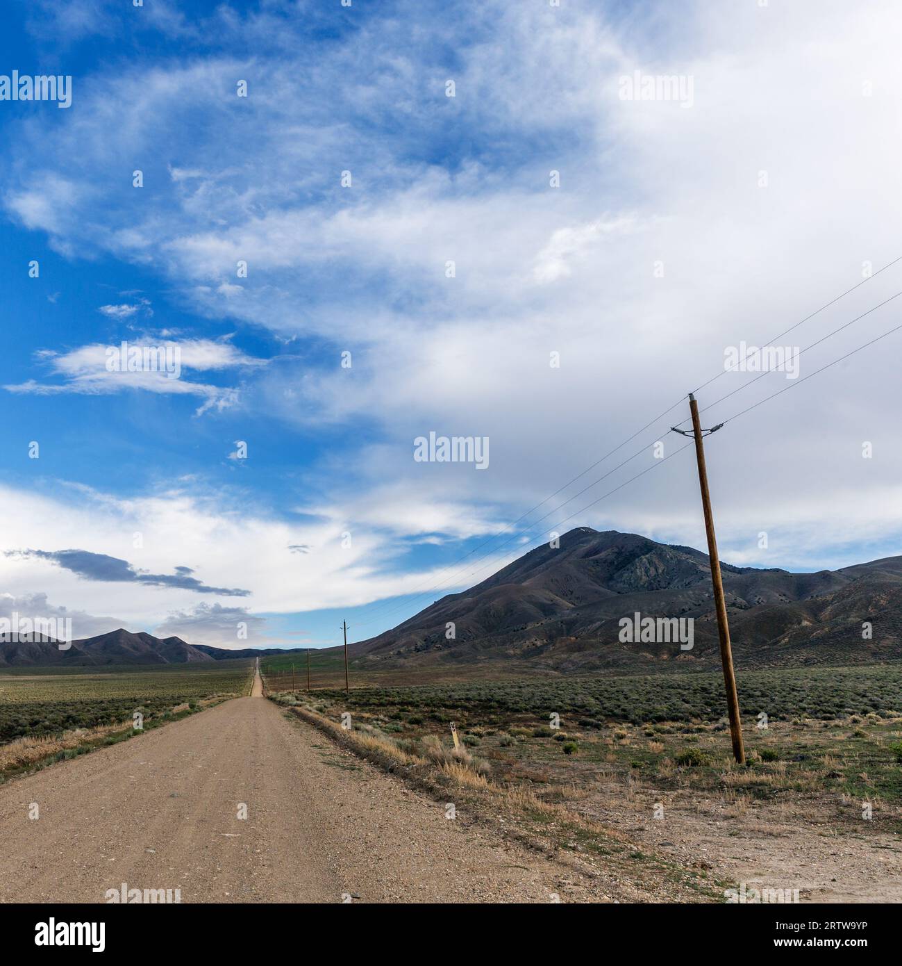 Una strada sterrata all'uscita dell'autostrada 50 nel deserto del Nevada centrale. Foto Stock