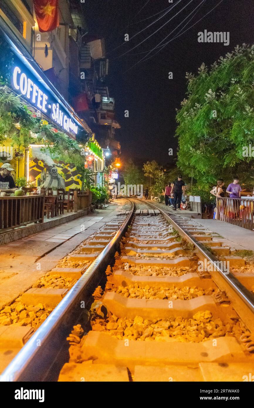 Cultura del caffè sulla via dei treni di Hanoi: Un viaggio a Java senza eguali Foto Stock