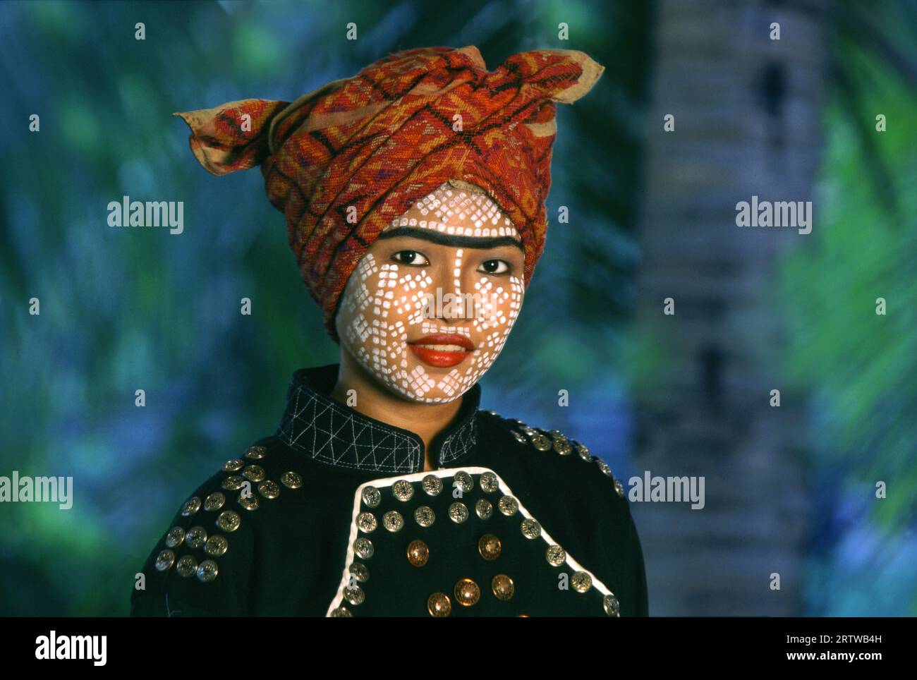 Sposa Yakan con decorazione tradizionale della pelle Foto Stock